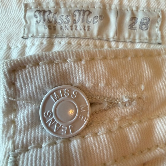 Miss Me White Denim Mid-Rise Shorts - Classic Casual Summer Style - Picture 5 of 14